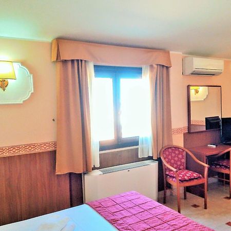 Hotel Riviera פיומיצ'ינו מראה חיצוני תמונה