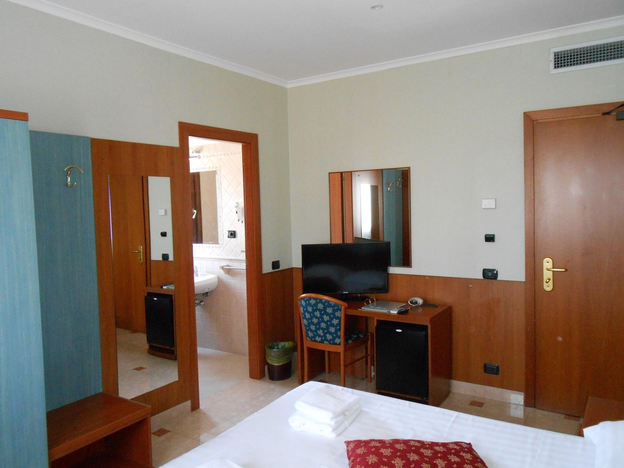 Hotel Riviera פיומיצ'ינו מראה חיצוני תמונה