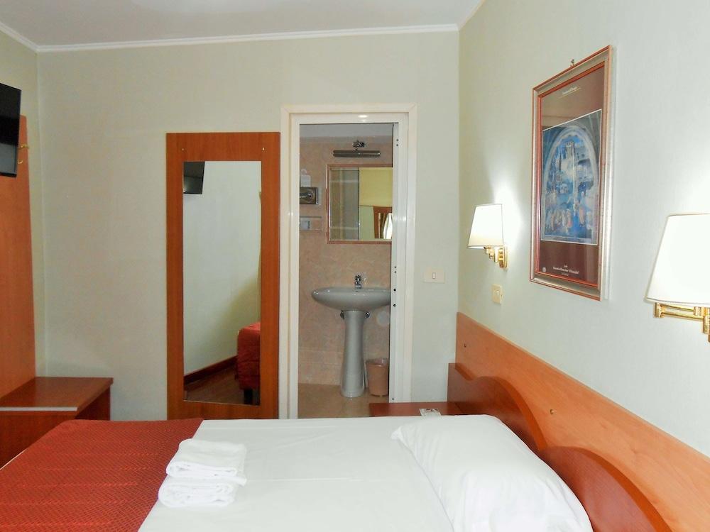 Hotel Riviera פיומיצ'ינו מראה חיצוני תמונה